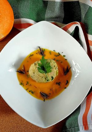 Foto di Canederli di spinaci su vellutata di zucca ed erba cipollina