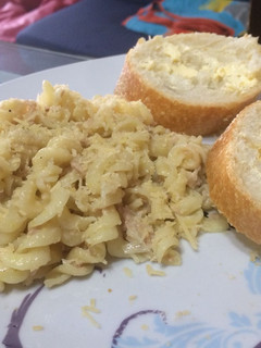 Una foto de Fusilli (pasta tornillo) con atún