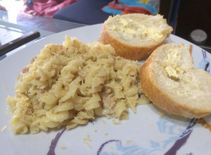 Una foto de Fusilli (pasta tornillo) con atún