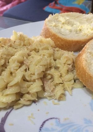 Una foto de Fusilli (pasta tornillo) con atún