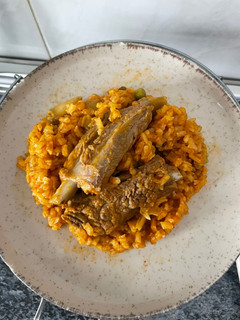 Una foto de Arroz meloso con costilla y alcachofas