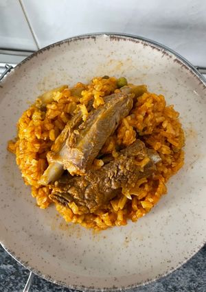 Una foto de Arroz meloso con costilla y alcachofas