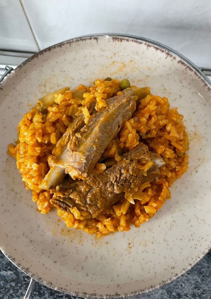 Una foto de Arroz meloso con costilla y alcachofas