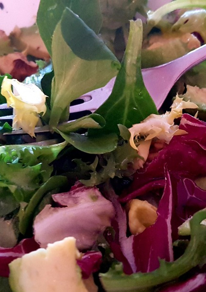 Una foto de Ensalada de brotes, aguacate y nueces