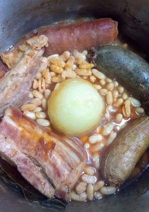Una foto de Fabada asturiana argentinizada