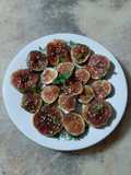 Carpaccio de figues à l'huile d'olive, sésame et menthe 🌱