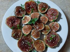 Une photo de Carpaccio de figues à l'huile d'olive, sésame et menthe 🌱