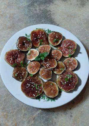 Une photo de Carpaccio de figues à l'huile d'olive, sésame et menthe 🌱