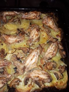 Una foto de Alitas de pollo con patatas al horno
