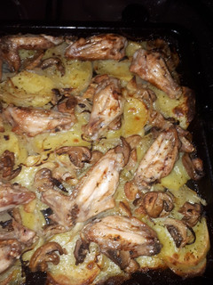 Una foto de Alitas de pollo con patatas al horno