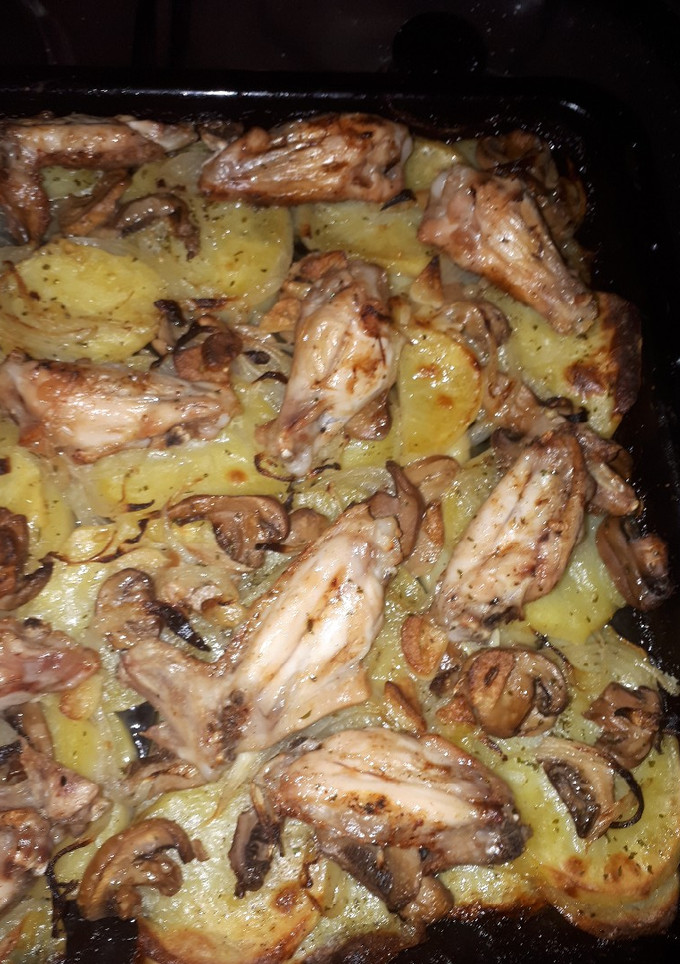Una foto de Alitas de pollo con patatas al horno