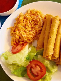 Una foto de Flautas de pollo