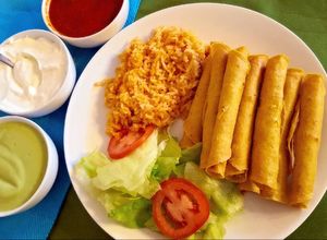 Una foto de Flautas de pollo