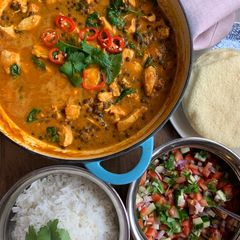 A picture of Chicken, spinach & brown lentil coconut curry.