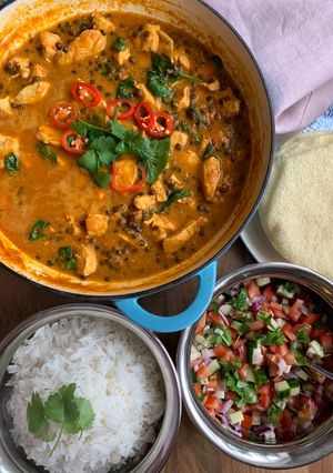 A picture of Chicken, spinach & brown lentil coconut curry.