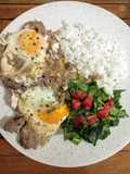 Bife de Carne Encebollado con Huevo