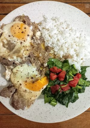 Una foto de Bife de Carne Encebollado con Huevo