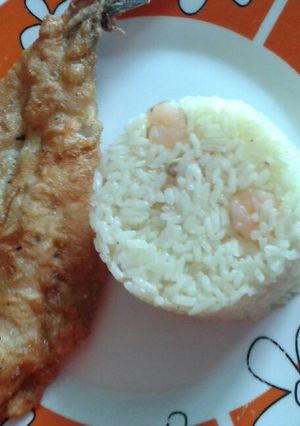 Una foto de Pescado frito y arroz con camarones salteados 