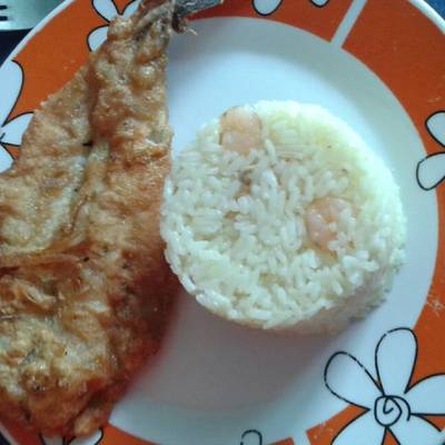 Pescado frito y arroz con camarones salteados Receta de Camila Ignacia  Bahamondes Mandiche- Cookpad