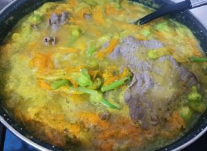 Una foto de Cecina en salsa verde con flores de calabaza