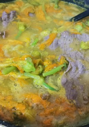 Una foto de Cecina en salsa verde con flores de calabaza