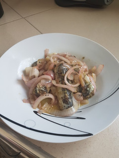 Una foto de Sardinas encebolladas con limón