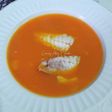 Crema de besugos con zanahorias y puré de patatas
