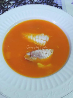 Una foto de Crema de besugos con zanahorias y puré de patatas