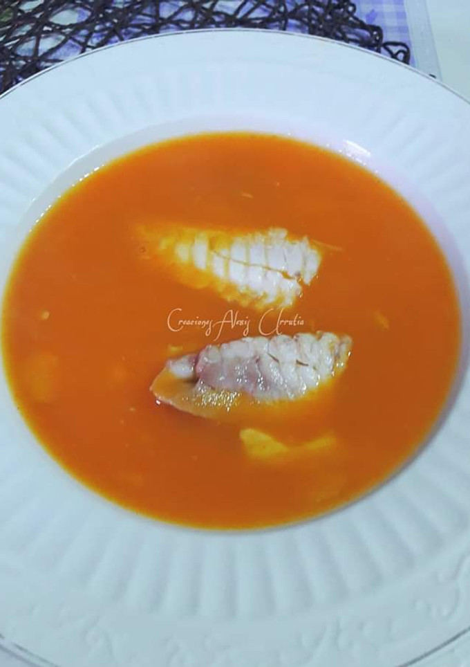 Una foto de Crema de besugos con zanahorias y puré de patatas