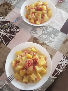 Una foto de Patatas en salsa de cebolla y jamón