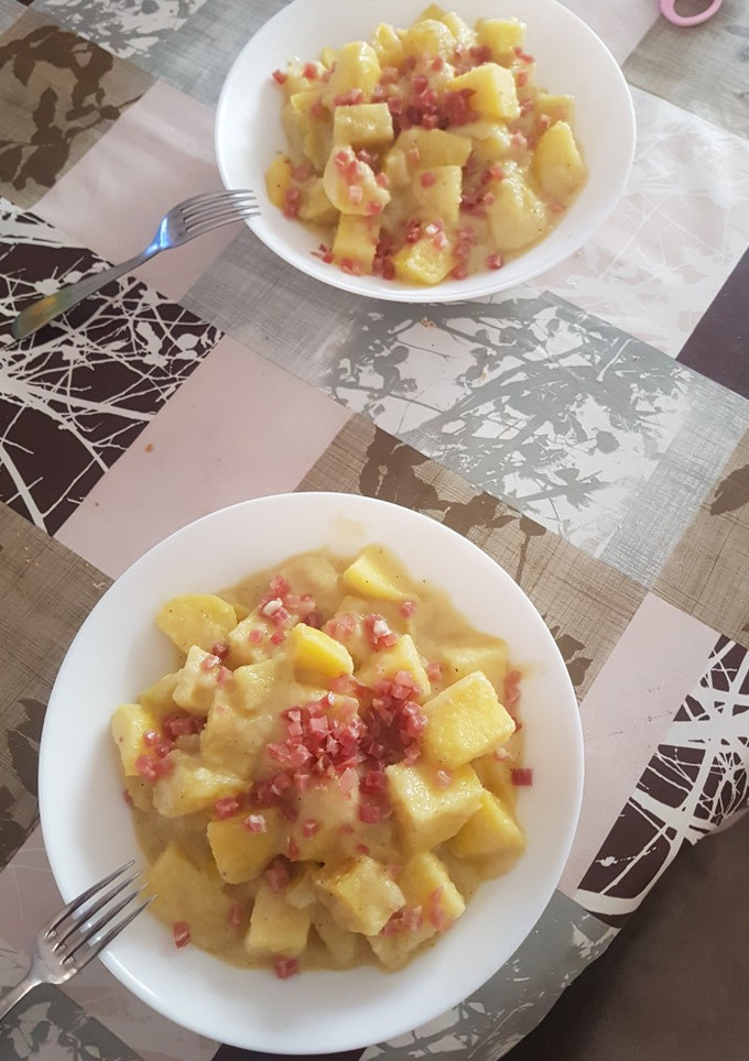 Una foto de Patatas en salsa de cebolla y jamón