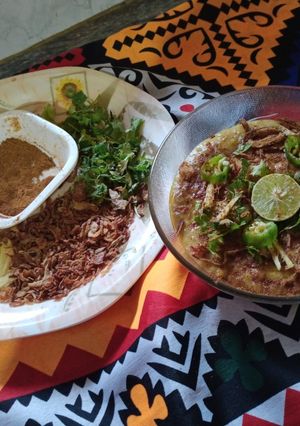 A picture of Beef haleem with boil rice.