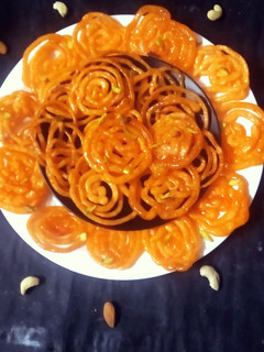 दही जलेबी (dahi jalebi recipe in Hindi) रेसिपी मुख्य फोटो