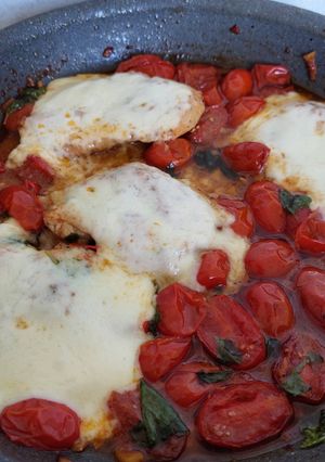 Capri csirkemell serpenyőben recept fotója