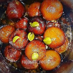 A picture of Gulab jamun.
