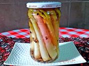 Una foto de cebolletas en vinagre