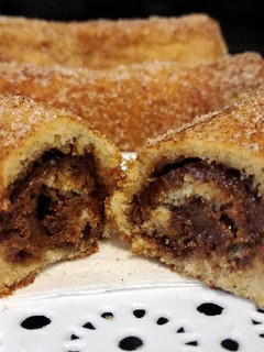 Una foto de Torrijas enrolladas rellenas de crema de chocolate