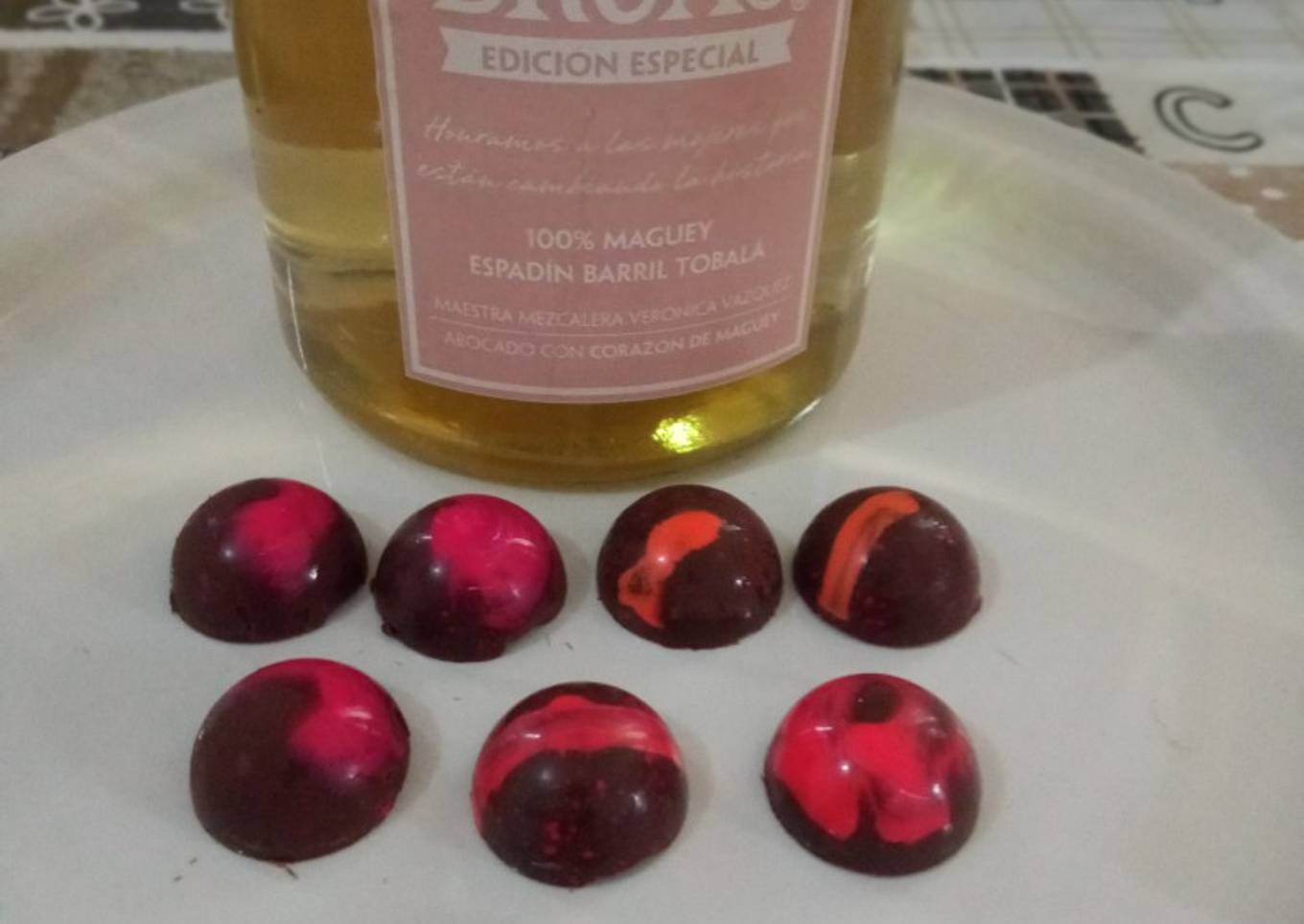 Bombones de chocolate con relleno de mezcal artesanal bruxo