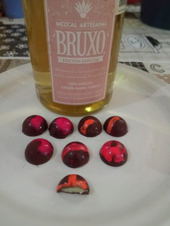 Una foto de Bombones de chocolate con relleno de mezcal artesanal bruxo