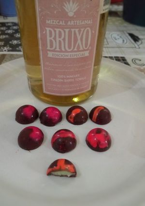 Una foto de Bombones de chocolate con relleno de mezcal artesanal bruxo