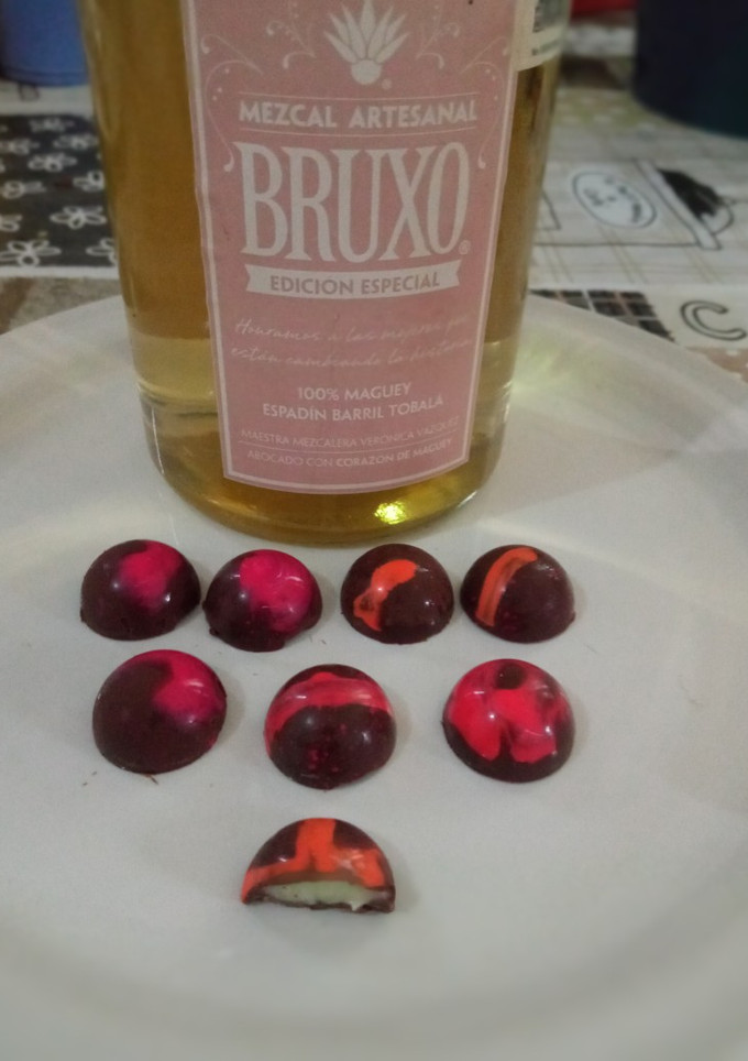 Una foto de Bombones de chocolate con relleno de mezcal artesanal bruxo