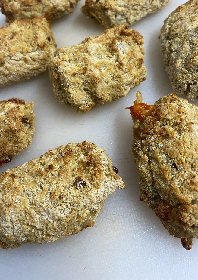 Una foto de Croquetas de arroz y calamar en su tinta