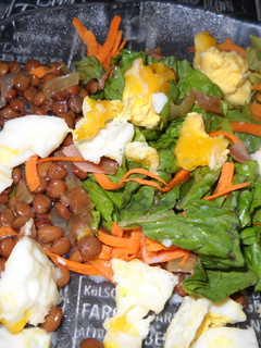 Una foto de Ensalada de lentejas, zanahoria, lechuga y huevo