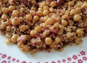 Foto principal de Ensalada de garbanzos y quinoa