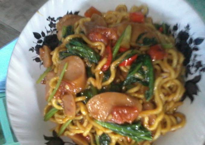 Yuk intip, Resep buat Mie nyemek sosis pedaz kenyal dijamin nagih banget