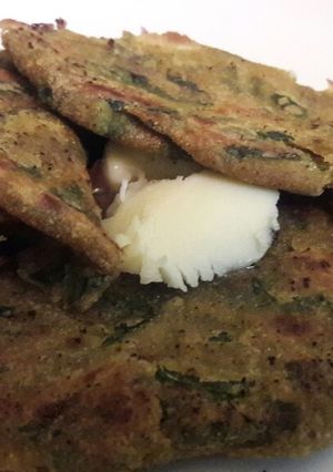 A picture of Flaxseed Palak Paratha.