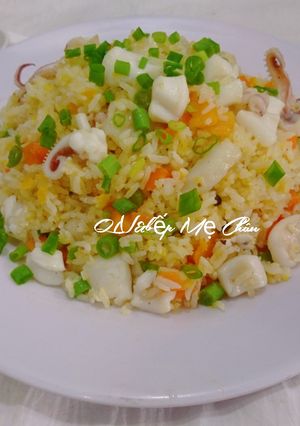 Hình của món Cơm chiên mực trứng muối.