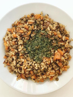 Una foto de Arroz integral con lentejas y zanahoria caramelizada