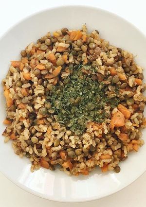 Una foto de Arroz integral con lentejas y zanahoria caramelizada