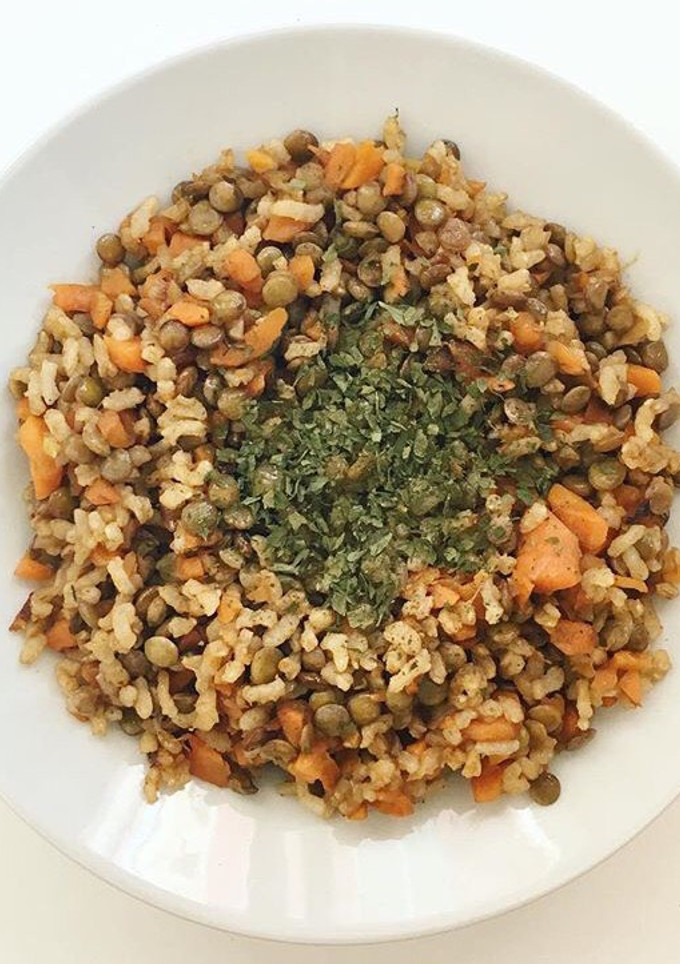 Una foto de Arroz integral con lentejas y zanahoria caramelizada